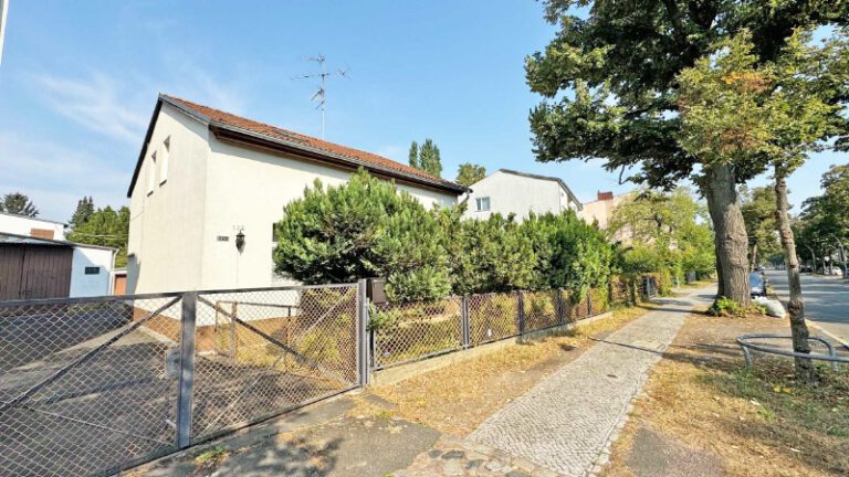 Berlin - VERKAUFT - Abriss oder Sanierung + viel Nebengelass