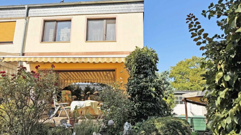 Berlin - VERKAUFT - klassische Doppelhaushälfte mit Vollkeller und großer Garage