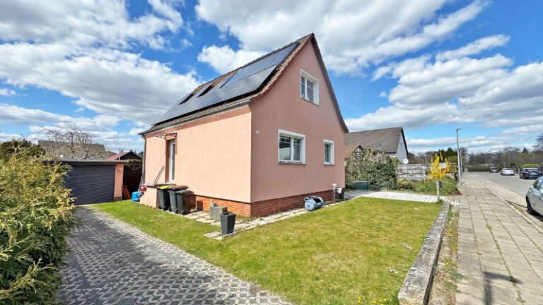 Berlin - top modernisiertes Haus auf großem Grundstück