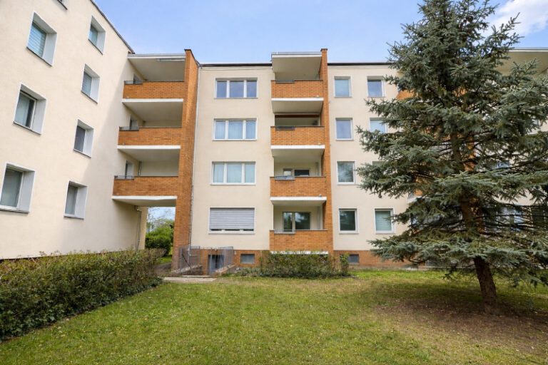 Berlin - Wohnen nahe Ortskern & U-Bahn – freie Wohnung mit Balkon