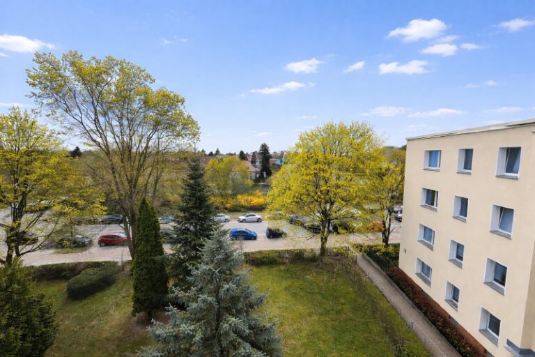Berlin - Wohnen nahe Ortskern & U-Bahn – freie Wohnung mit Balkon